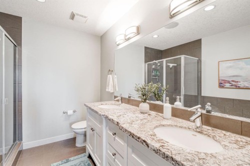 3529 3 Avenue Sw, Calgary, AB - Indoor Photo Showing Bathroom