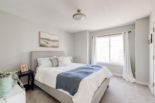 3529 3 Avenue Sw, Calgary, AB - Indoor Photo Showing Bedroom