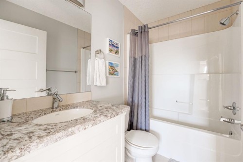 3529 3 Avenue Sw, Calgary, AB - Indoor Photo Showing Bathroom