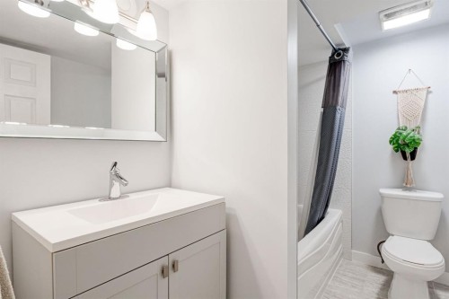 3529 3 Avenue Sw, Calgary, AB - Indoor Photo Showing Bathroom