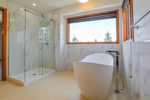 393 Hawktree Circle Nw, Calgary, AB - Indoor Photo Showing Bathroom