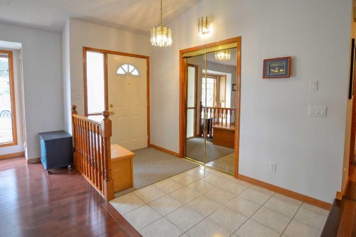 393 Hawktree Circle Nw, Calgary, AB - Indoor Photo Showing Other Room