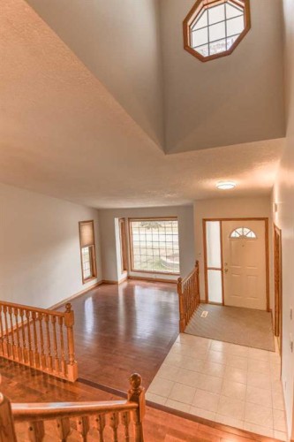 393 Hawktree Circle Nw, Calgary, AB - Indoor Photo Showing Other Room