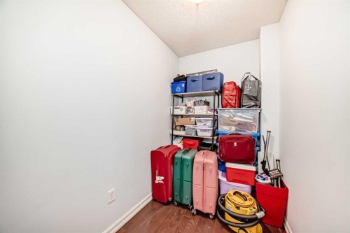 7716 Bowness Road Nw, Calgary, AB - Indoor Photo Showing Other Room