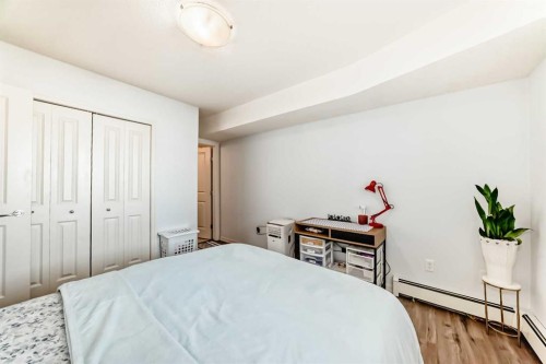 7716 Bowness Road Nw, Calgary, AB - Indoor Photo Showing Bedroom