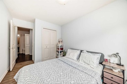 7716 Bowness Road Nw, Calgary, AB - Indoor Photo Showing Bedroom