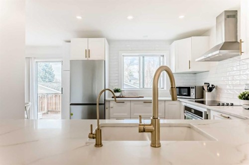 34 River Rock Way Se, Calgary, AB - Indoor Photo Showing Kitchen With Upgraded Kitchen