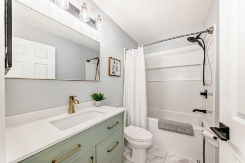 34 River Rock Way Se, Calgary, AB - Indoor Photo Showing Bathroom