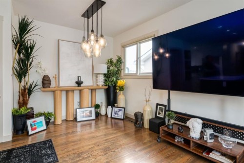 5004 43 Street Sw, Calgary, AB - Indoor Photo Showing Other Room