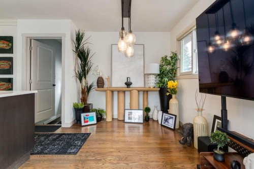 5004 43 Street Sw, Calgary, AB - Indoor Photo Showing Other Room