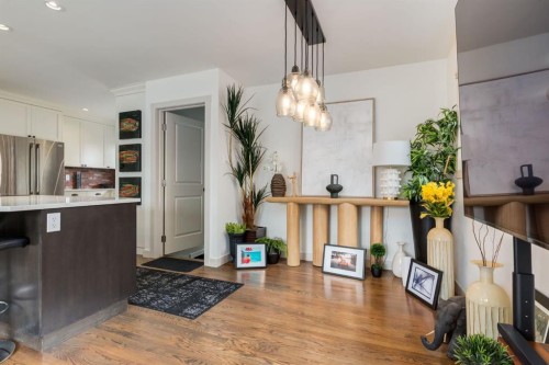 5004 43 Street Sw, Calgary, AB - Indoor Photo Showing Kitchen