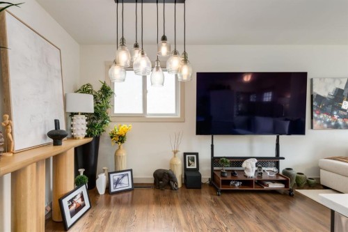 5004 43 Street Sw, Calgary, AB - Indoor