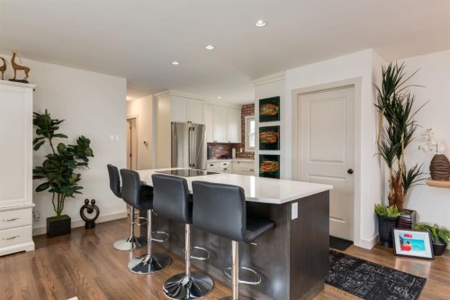 5004 43 Street Sw, Calgary, AB - Indoor