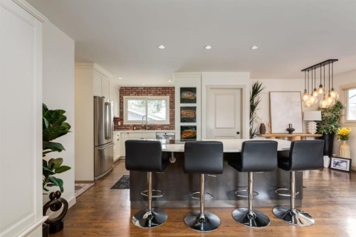 5004 43 Street Sw, Calgary, AB - Indoor