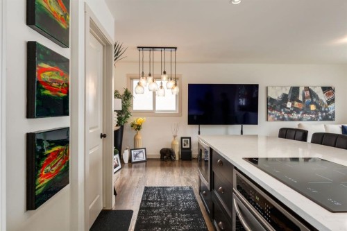 5004 43 Street Sw, Calgary, AB - Indoor