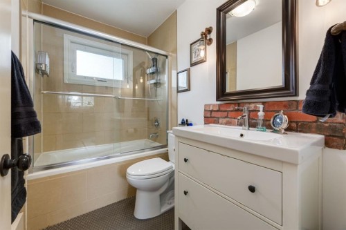 5004 43 Street Sw, Calgary, AB - Indoor Photo Showing Bathroom