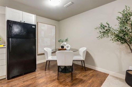 5004 43 Street Sw, Calgary, AB - Indoor Photo Showing Other Room