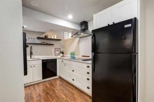 5004 43 Street Sw, Calgary, AB - Indoor