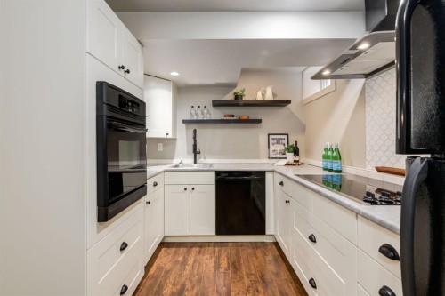 5004 43 Street Sw, Calgary, AB - Indoor Photo Showing Kitchen