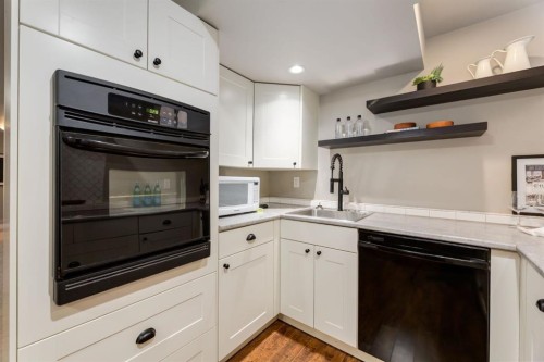 5004 43 Street Sw, Calgary, AB - Indoor Photo Showing Kitchen