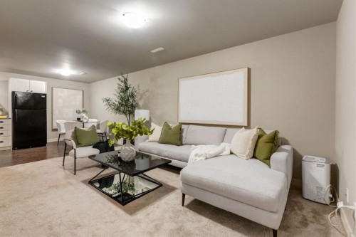 5004 43 Street Sw, Calgary, AB - Indoor Photo Showing Living Room