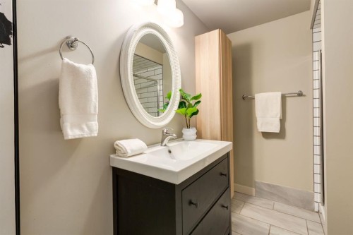 5004 43 Street Sw, Calgary, AB - Indoor Photo Showing Bathroom