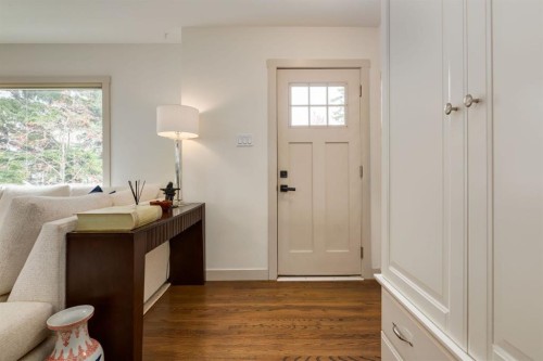 5004 43 Street Sw, Calgary, AB - Indoor Photo Showing Other Room