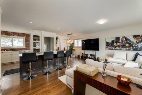 5004 43 Street Sw, Calgary, AB - Indoor Photo Showing Living Room