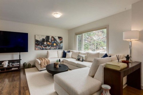 5004 43 Street Sw, Calgary, AB - Indoor Photo Showing Living Room