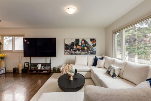 5004 43 Street Sw, Calgary, AB - Indoor Photo Showing Living Room