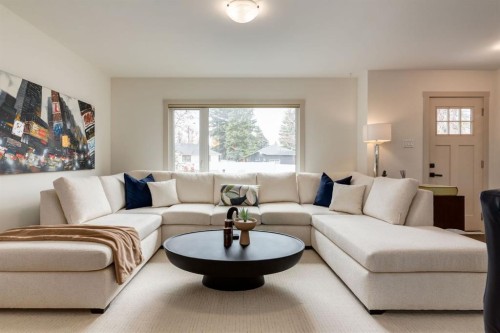5004 43 Street Sw, Calgary, AB - Indoor Photo Showing Living Room