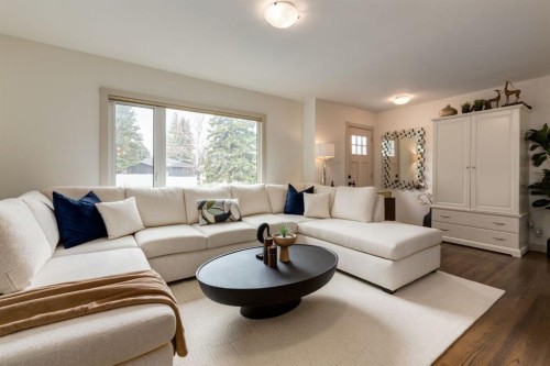 5004 43 Street Sw, Calgary, AB - Indoor Photo Showing Living Room