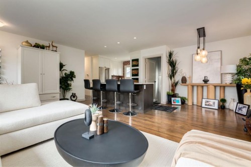 5004 43 Street Sw, Calgary, AB - Indoor Photo Showing Living Room