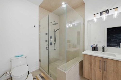 180 South Shore, Chestermere, AB - Indoor Photo Showing Bathroom