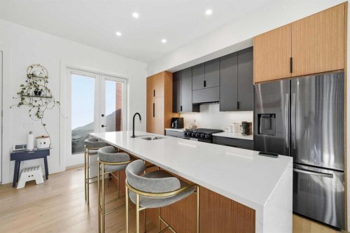 1502 37 Avenue Sw, Calgary, AB - Indoor Photo Showing Kitchen With Upgraded Kitchen