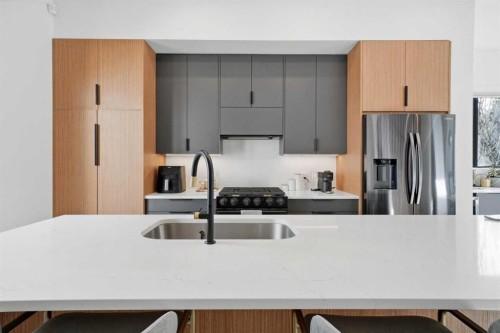 1502 37 Avenue Sw, Calgary, AB - Indoor Photo Showing Kitchen With Double Sink With Upgraded Kitchen