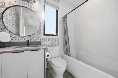 1502 37 Avenue Sw, Calgary, AB - Indoor Photo Showing Bathroom