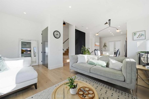 1502 37 Avenue Sw, Calgary, AB - Indoor Photo Showing Living Room