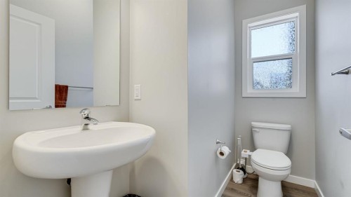 205 Sundown Road, Cochrane, AB - Indoor Photo Showing Bathroom