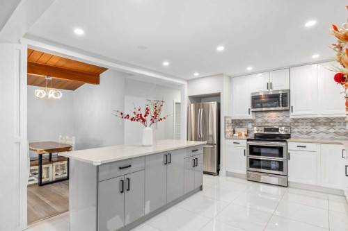 310 Wascana Crescent Se, Calgary, AB - Indoor Photo Showing Kitchen With Upgraded Kitchen