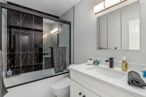 310 Wascana Crescent Se, Calgary, AB - Indoor Photo Showing Bathroom