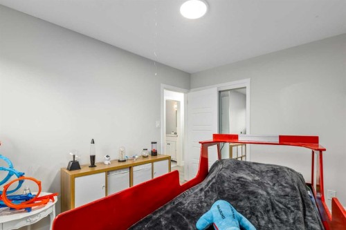 310 Wascana Crescent Se, Calgary, AB - Indoor Photo Showing Bedroom