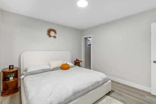 310 Wascana Crescent Se, Calgary, AB - Indoor Photo Showing Bedroom