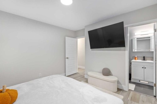 310 Wascana Crescent Se, Calgary, AB - Indoor Photo Showing Bedroom