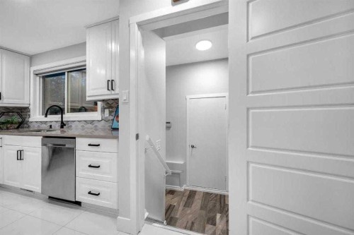 310 Wascana Crescent Se, Calgary, AB - Indoor Photo Showing Kitchen