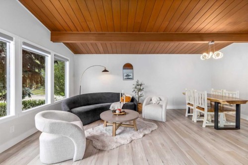 310 Wascana Crescent Se, Calgary, AB - Indoor Photo Showing Living Room