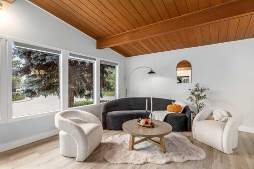 310 Wascana Crescent Se, Calgary, AB - Indoor Photo Showing Living Room