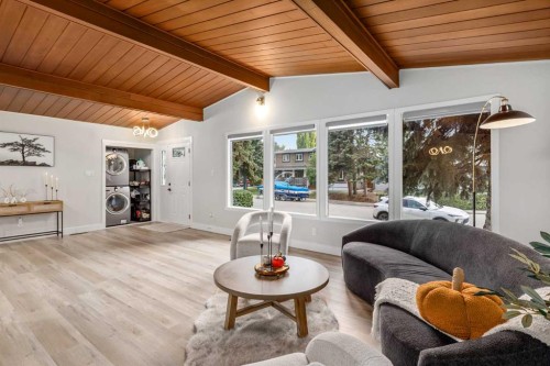 310 Wascana Crescent Se, Calgary, AB - Indoor Photo Showing Living Room