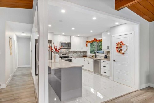 310 Wascana Crescent Se, Calgary, AB - Indoor Photo Showing Kitchen With Upgraded Kitchen