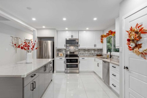 310 Wascana Crescent Se, Calgary, AB - Indoor Photo Showing Kitchen With Upgraded Kitchen